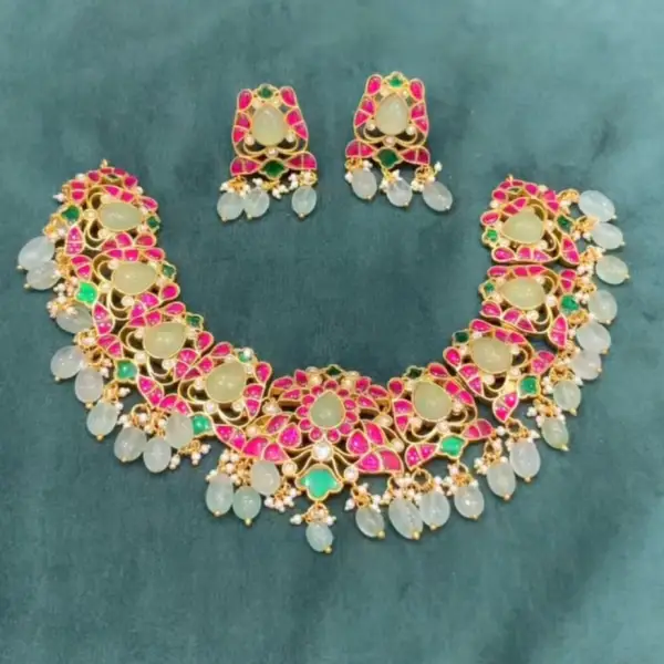 SHORT NECKLACE