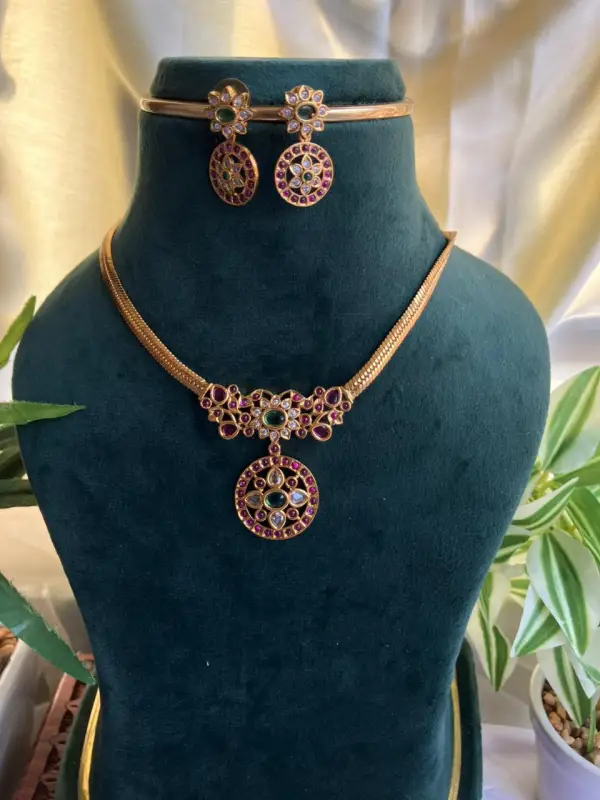 SHORT NECKLACE
