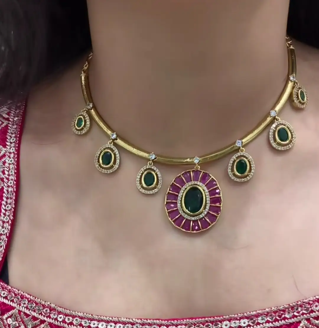 SHORT NECKLACE