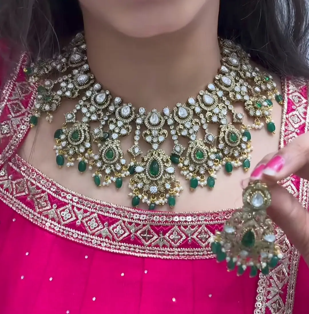 SHORT NECKLACE