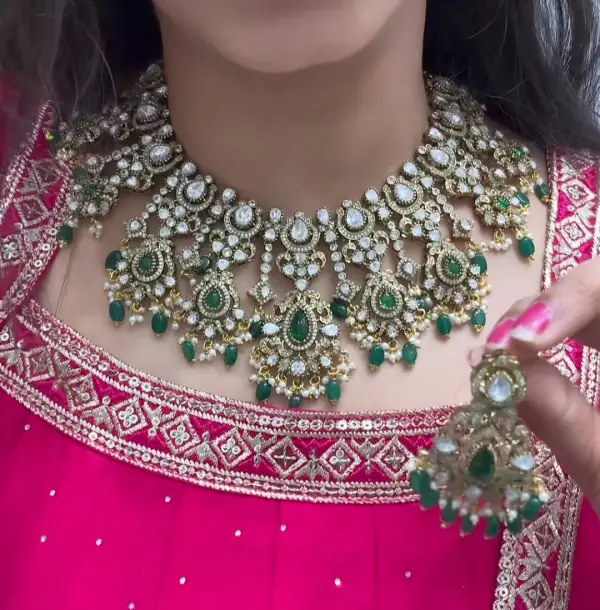 SHORT NECKLACE