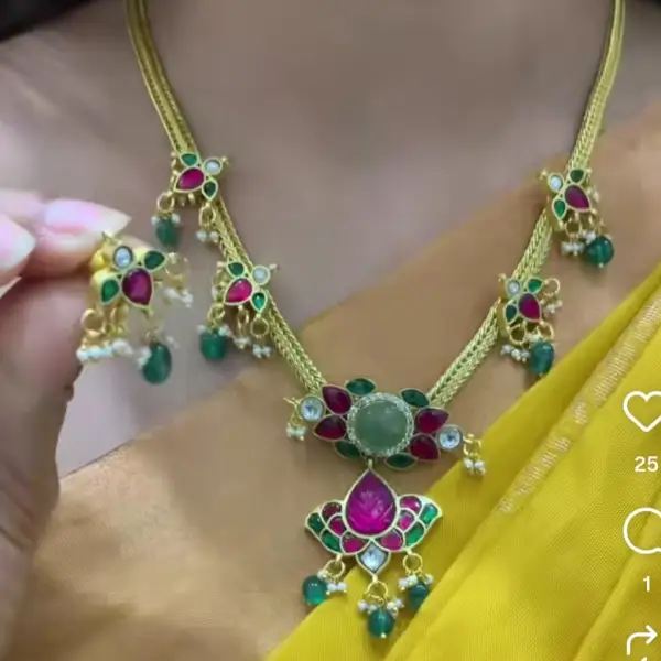 SHORT NECKLACE