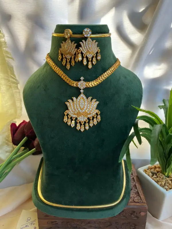 SHORT NECKLACE