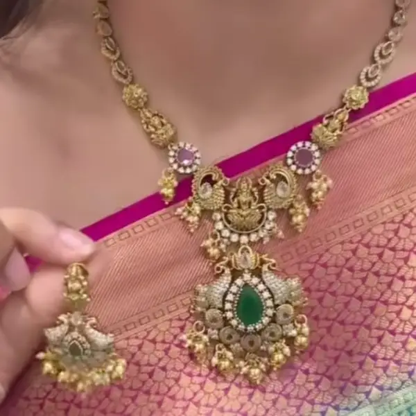 SHORT NECKLACE