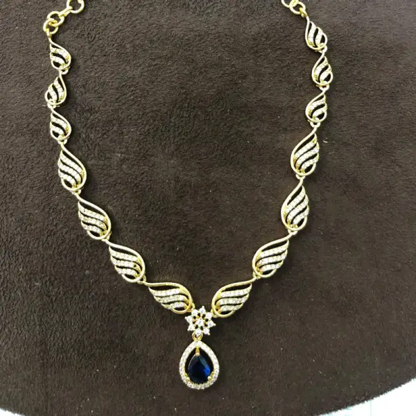 SHORT NECKLACE