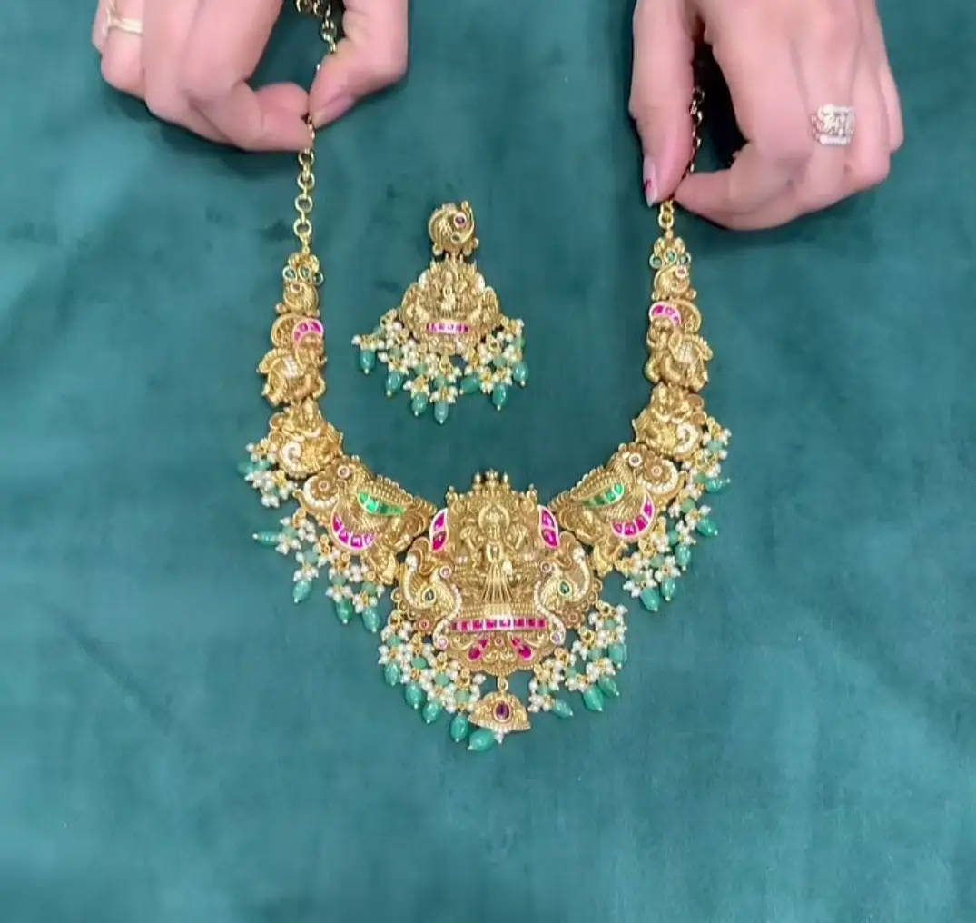 SHORT NECKLACE