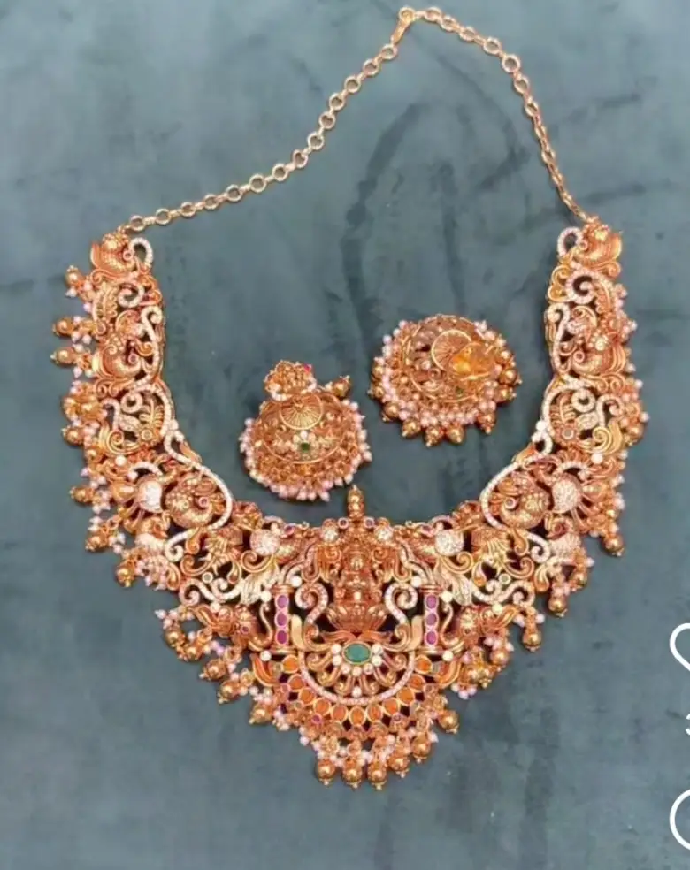 SHORT NECKLACE