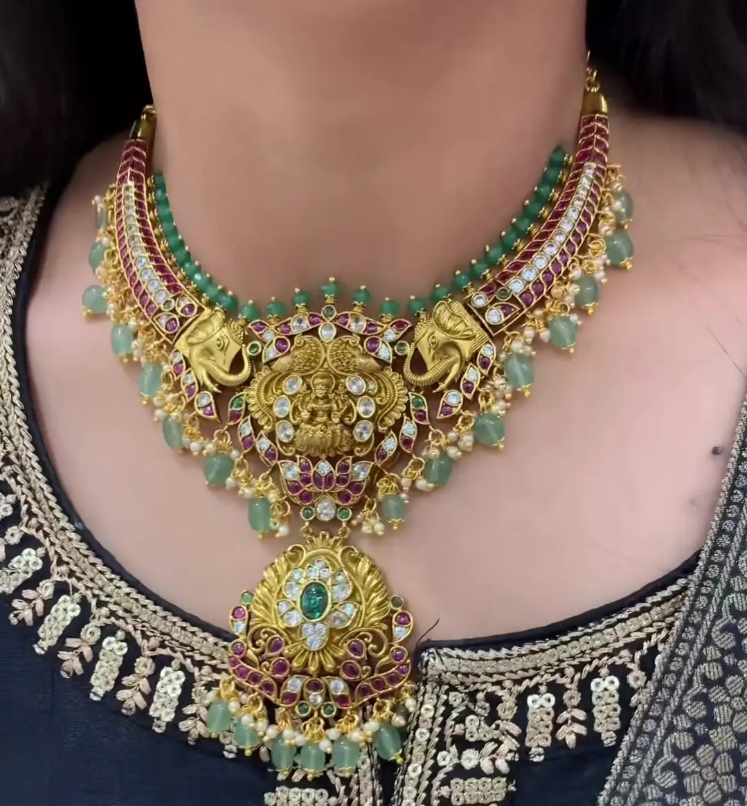 SHORT NECKLACE