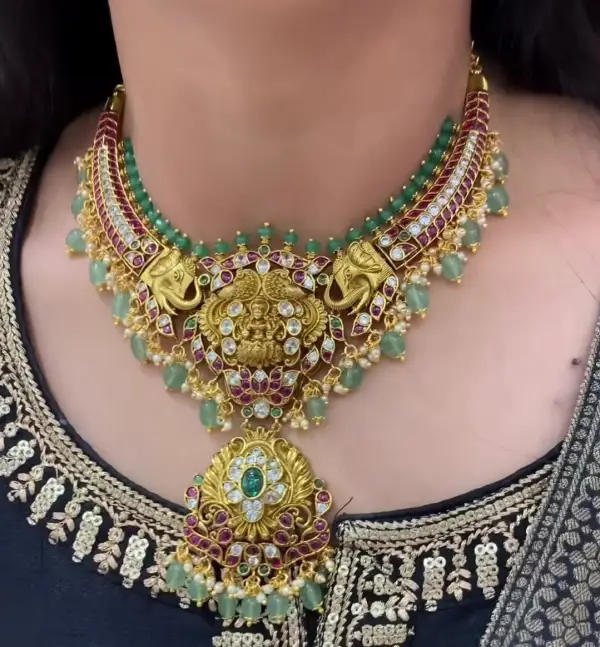 SHORT NECKLACE