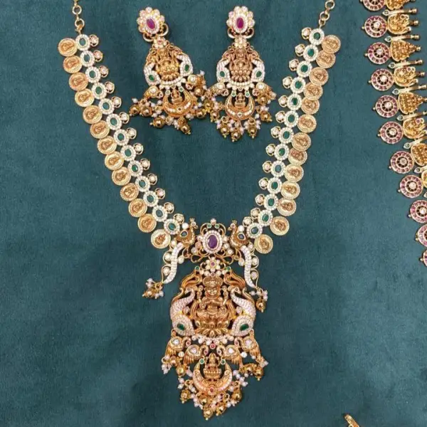 SHORT NECKLACES