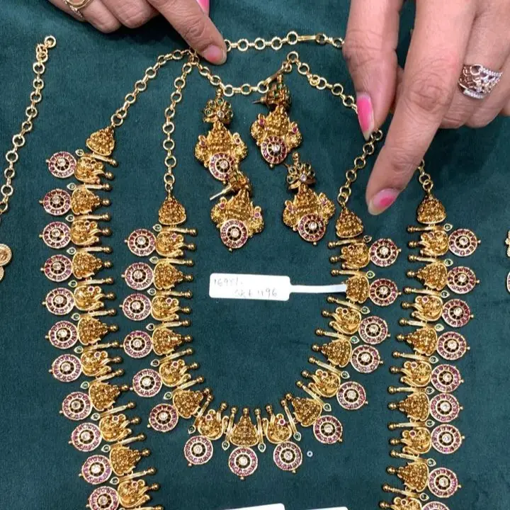 SHORT NECKLACES