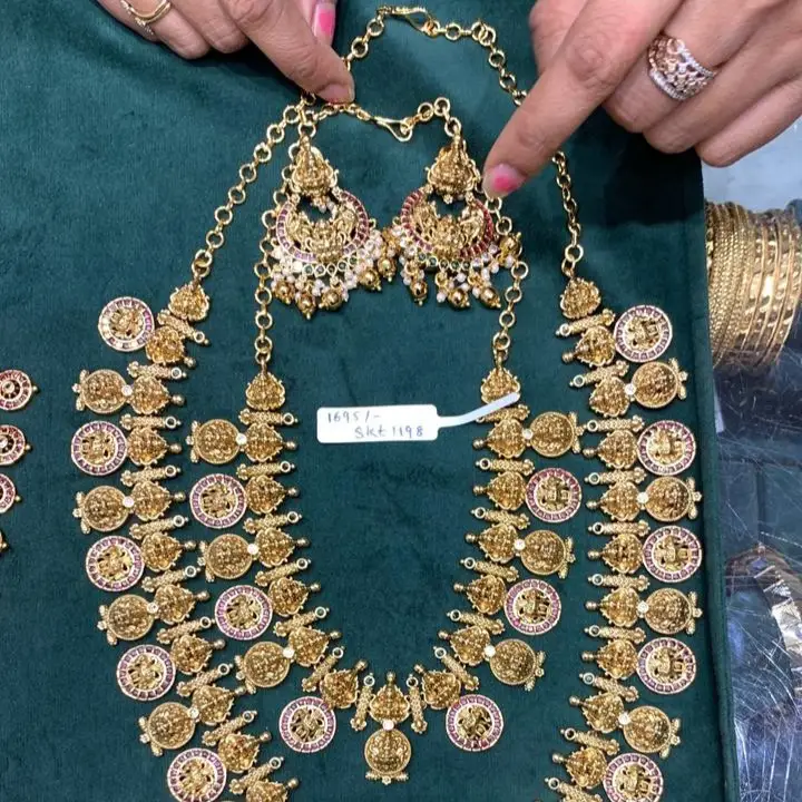 SHORT NECKLACES