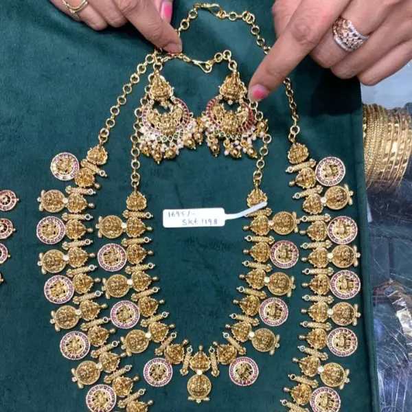 SHORT NECKLACES