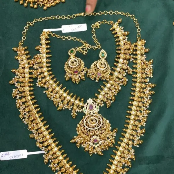 SHORT NECKLACES