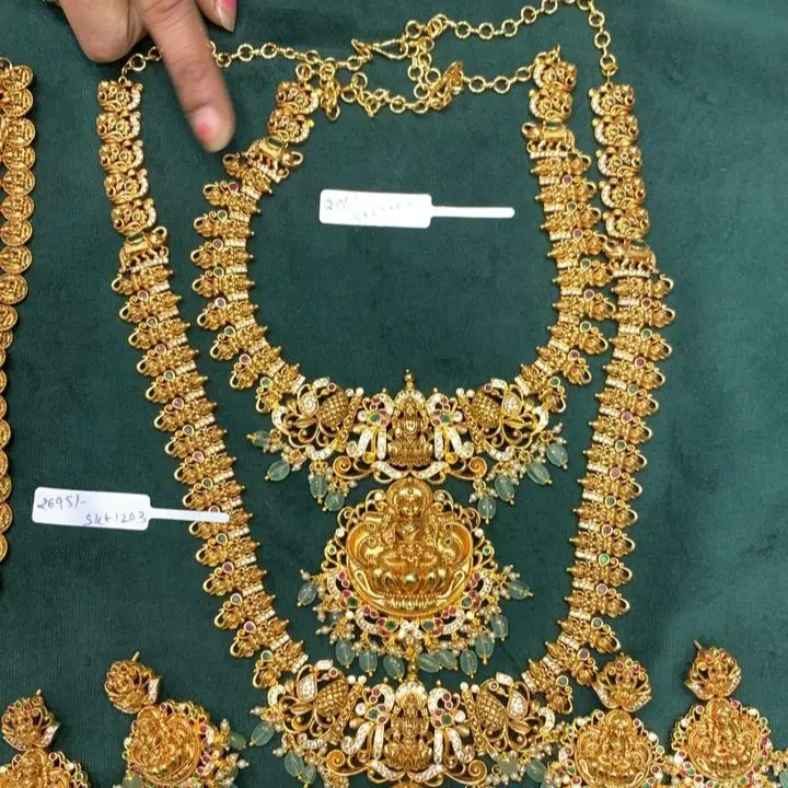 SHORT NECKLACES
