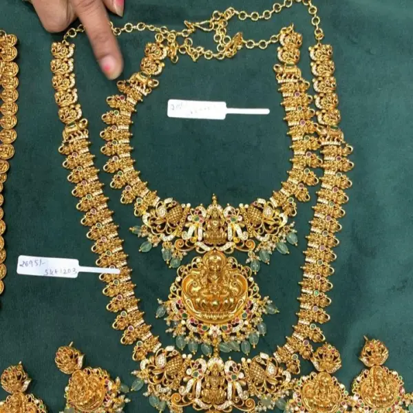 SHORT NECKLACES