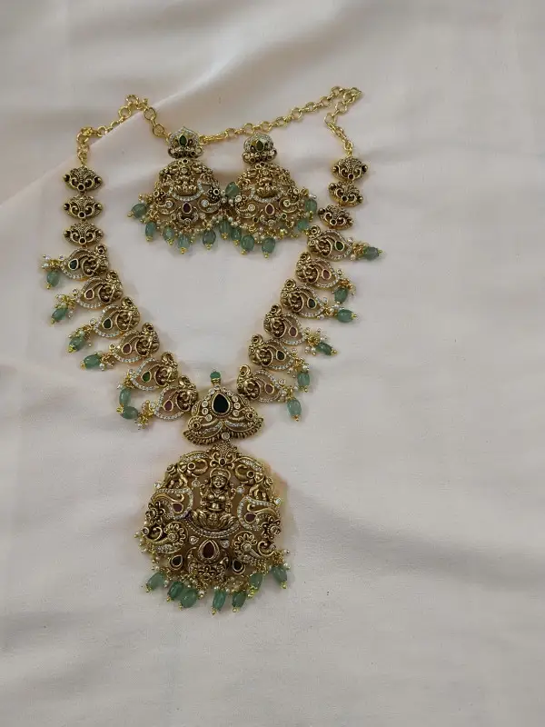 SHORT NECKLACE