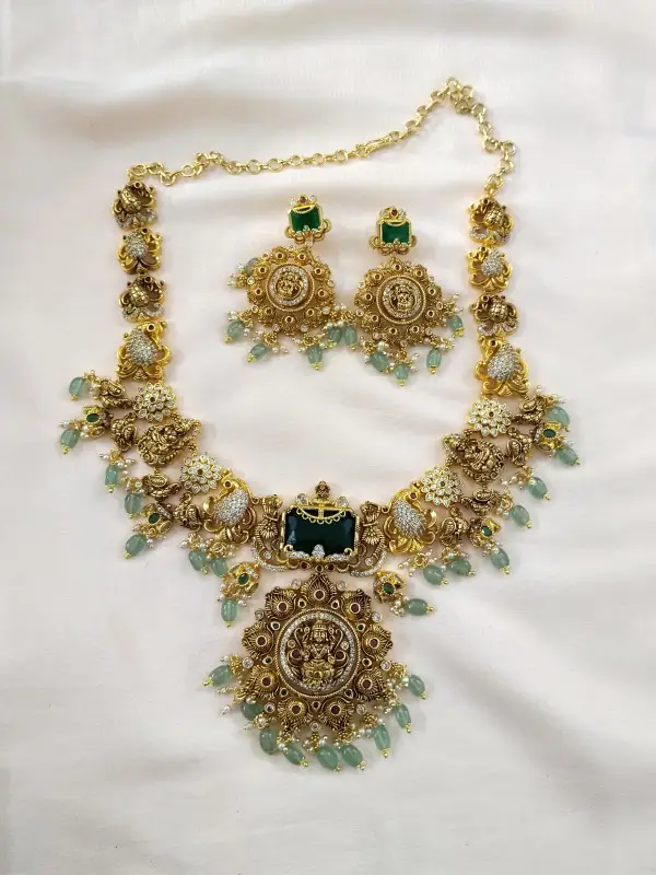 SHORT NECKLACE