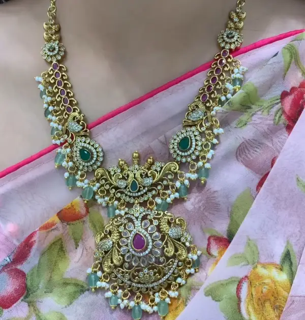 SHORT NECKLACE