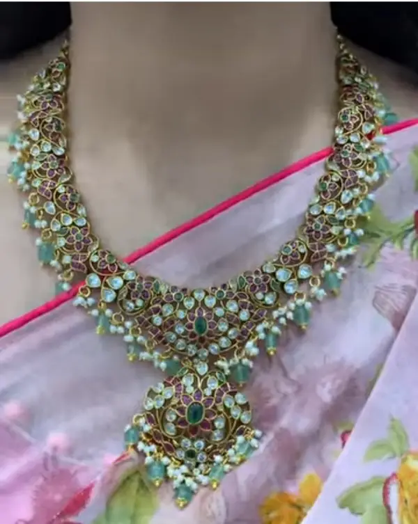 SHORT NECKLACE