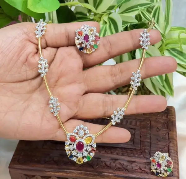 SHORT NECKLACE